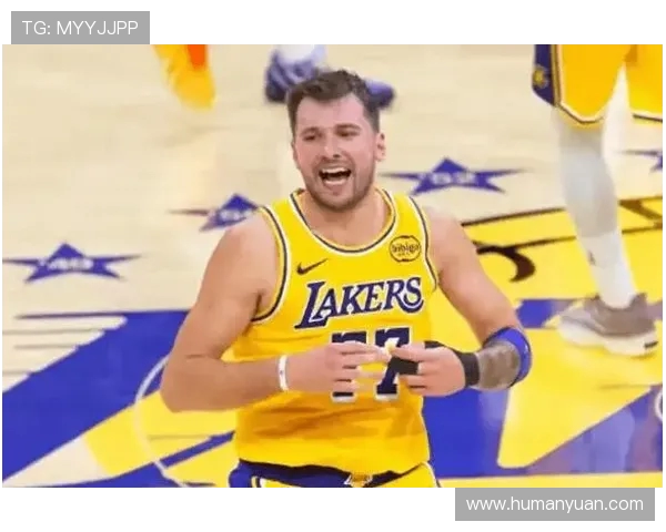 原创东契奇调侃里夫斯“故意罚丢”护自信，赛场互动甜蜜引爆笑场